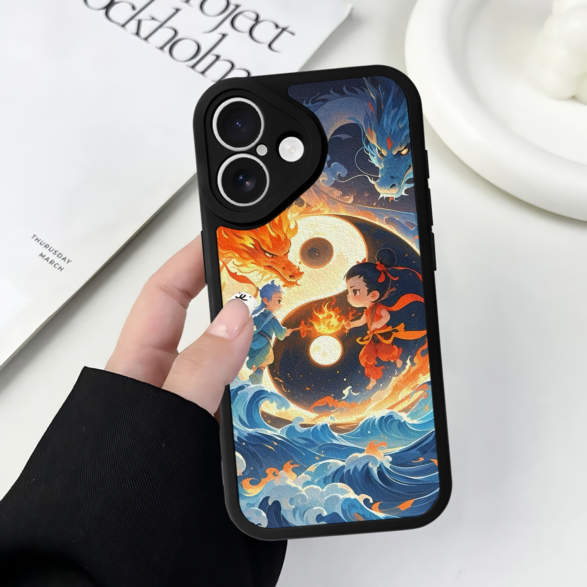 （画像用） Ne Zha 2 ナタ 魔童の大暴れ 【iPhone 16シリーズ対応】シリコンスマホケース（レザー調） 材質：シリコン
